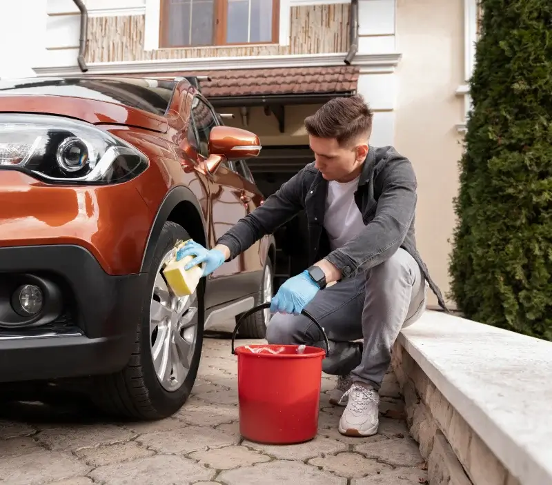 Lavage auto à domicile Noyant-d'Allier : professionnel intervenant sur un véhicule